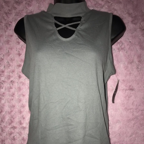 Tops - Picture 4 of 8